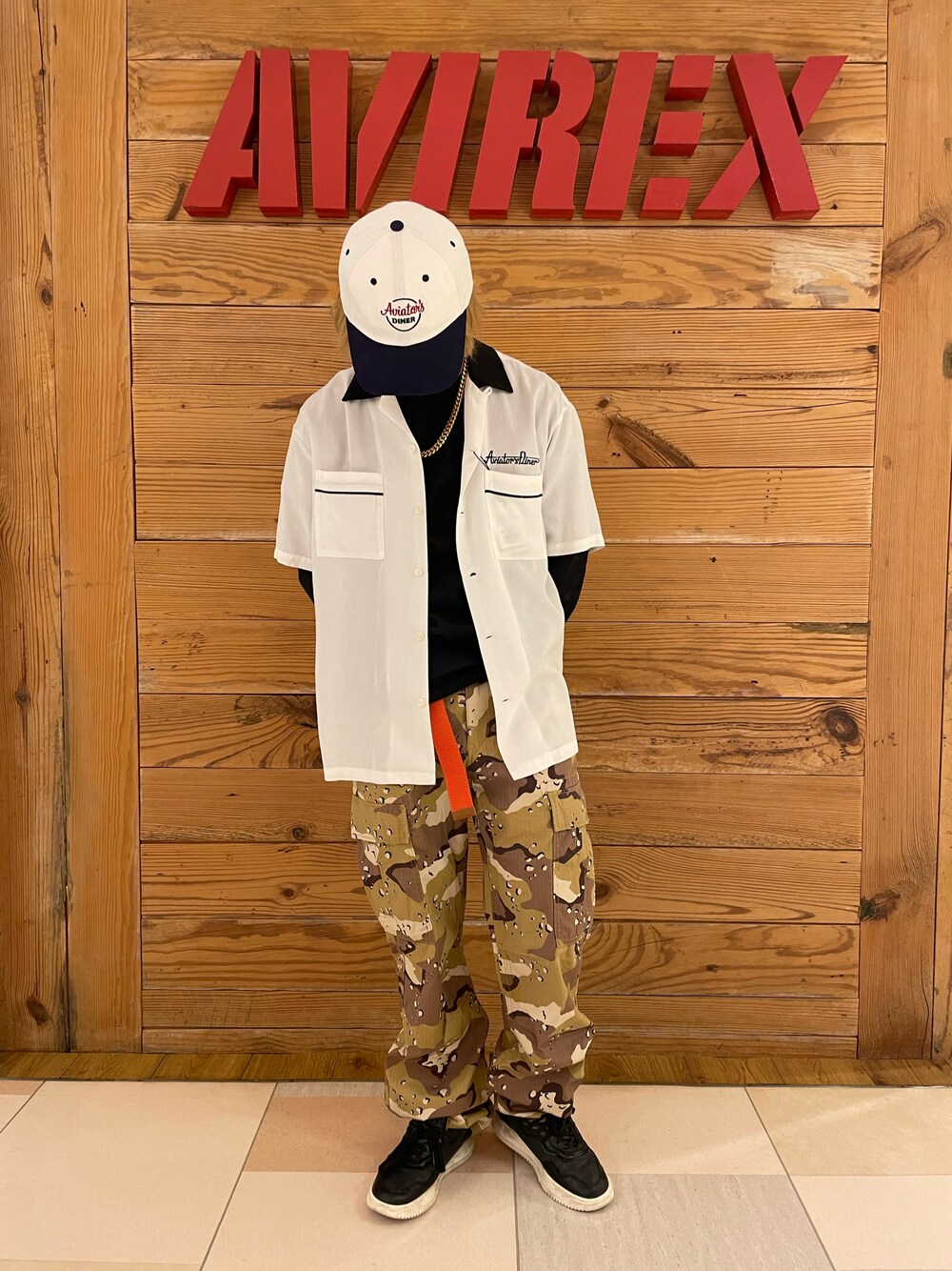 ブラック系のTシャツ/カットソー、その他のカーゴパンツ、ブラック系のシャツ/ブラウスを着用したメンズの春コーディネートの1枚目の写真