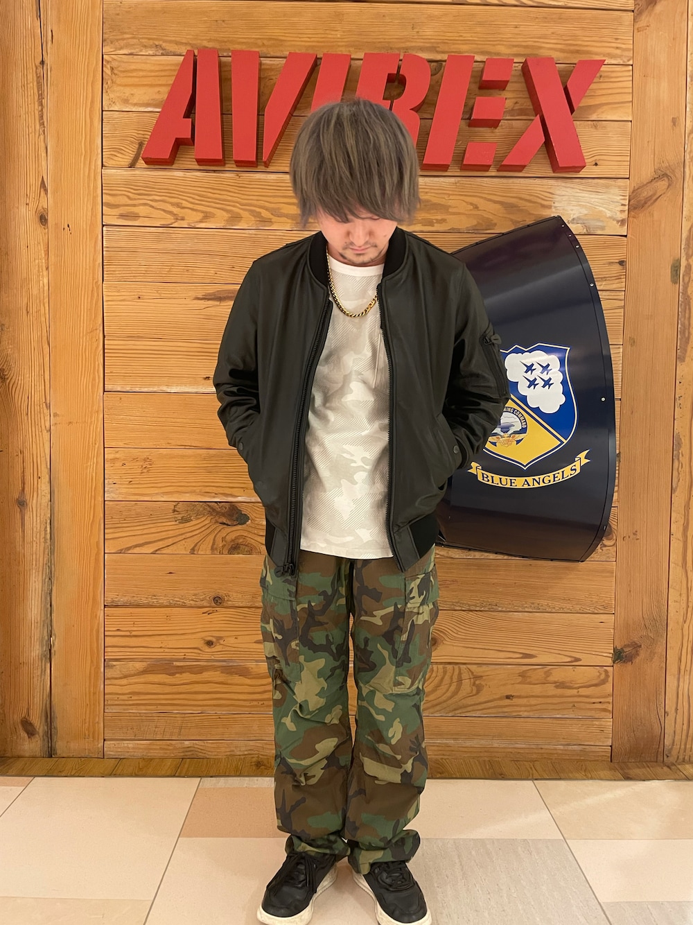 その他のTシャツ/カットソー、その他のカーゴパンツ、ブラック系のMA-1を着用したメンズの春コーディネートの1枚目の写真