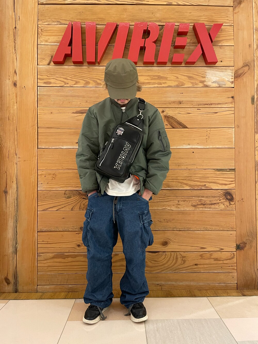 「MA-1、AVIREX、ロゴ、フライトジャケット、ワークキャップ、AVIREXBelle、デニムカーゴパンツ、AVIREX町田店、ファッションの力を信じよう、AVIREX町田」｜「AVIREXのWORK CAP / ワークキャップ / AVIREX / アヴィレックス（キャップ、グリーン系）」を使った、TOMさん（メンズ・161cm）の冬コーディネートの1枚目の写真