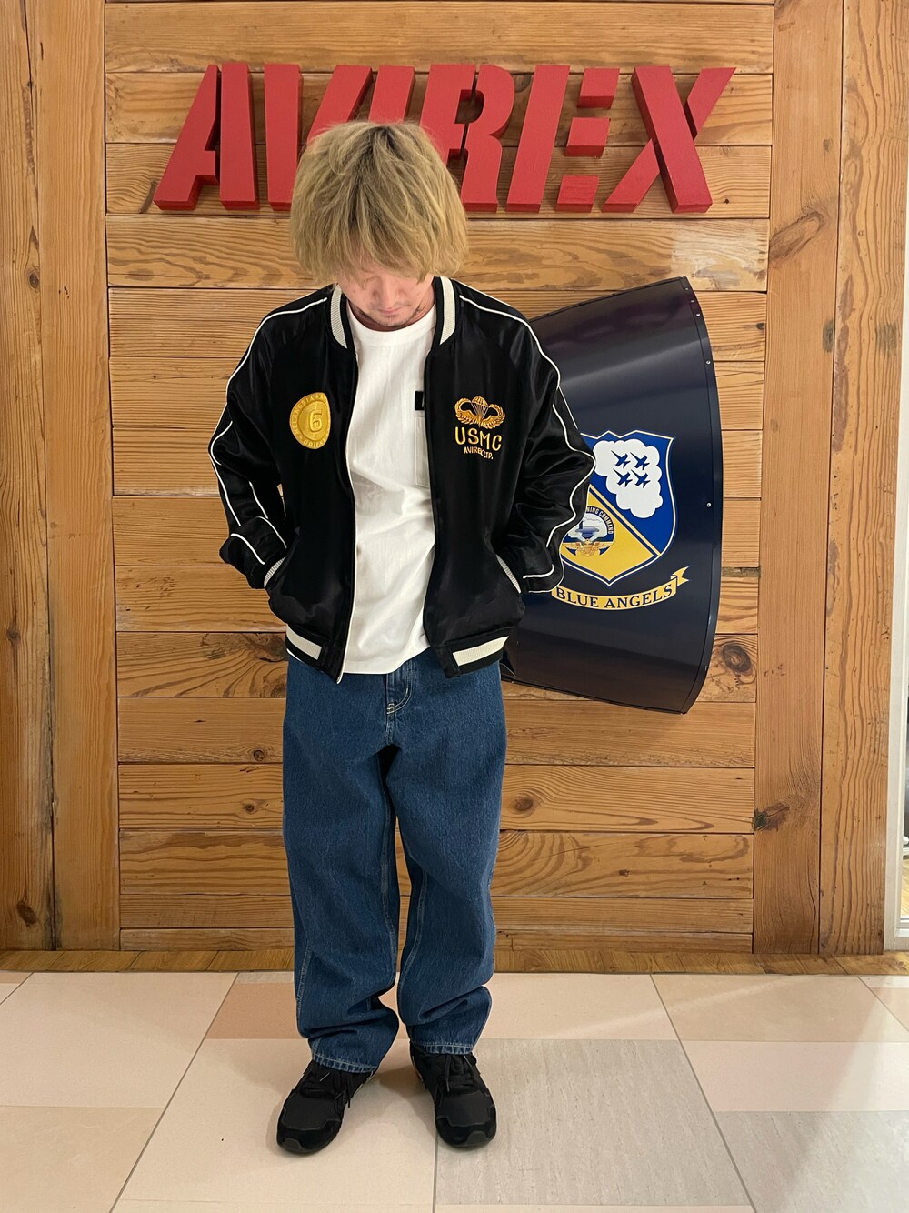 その他のデニムパンツ、ホワイト系のTシャツ/カットソー、ブラック系のスカジャンを着用したメンズの春コーディネートの1枚目の写真