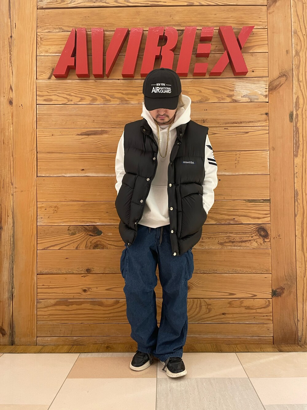 「ダウンベスト、パーカー、AVIREX、黒キャップ、白パーカー、AVIREXBelle、デニムカーゴパンツ、AVIREX町田店、ファッションの力を信じよう、AVIREX町田」｜「AVIREXのAIR NATIONALＮ GUARD CAP / エアナショナルガード キャップ / AVIREX / アヴィレックス（キャップ、ブラック系）」を使った、TOMさん（メンズ・161cm）の冬コーディネートの1枚目の写真