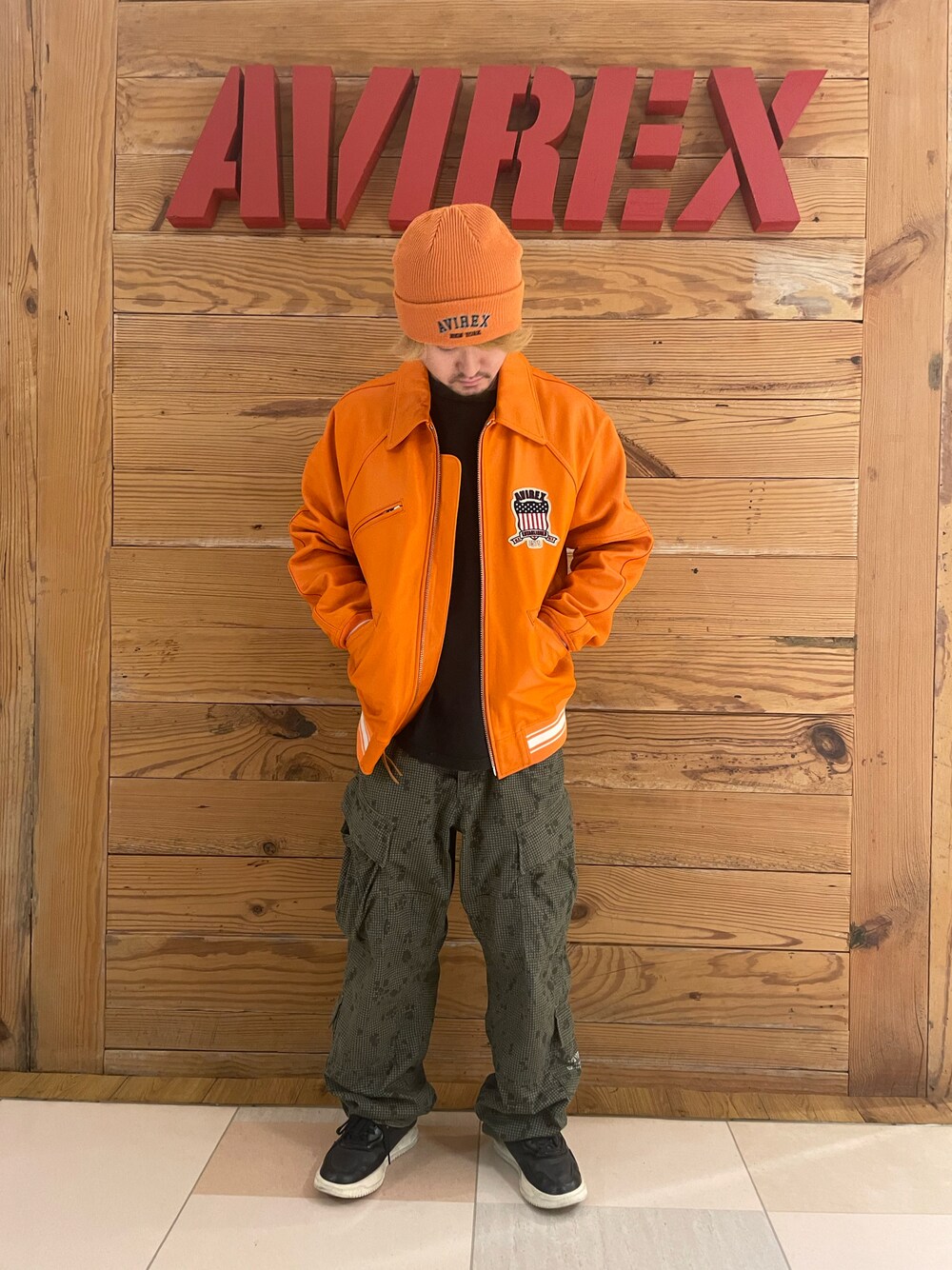 「ニット帽、AVIREX、カーゴパンツ、ビーニー、versityjacket、AVIREXBelle、町田東急ツインズ、AVIREX町田店、ファッションの力を信じよう、AVIREX町田」｜「AVIREXのLOGO WATCH CAP / ロゴ ワッチ キャップ / ビーニー / AVIREX / アヴィレックス（ニットキャップ/ビーニー、オレンジ系）」を使った、TOMさん（メンズ・161cm）の秋コーディネートの1枚目の写真