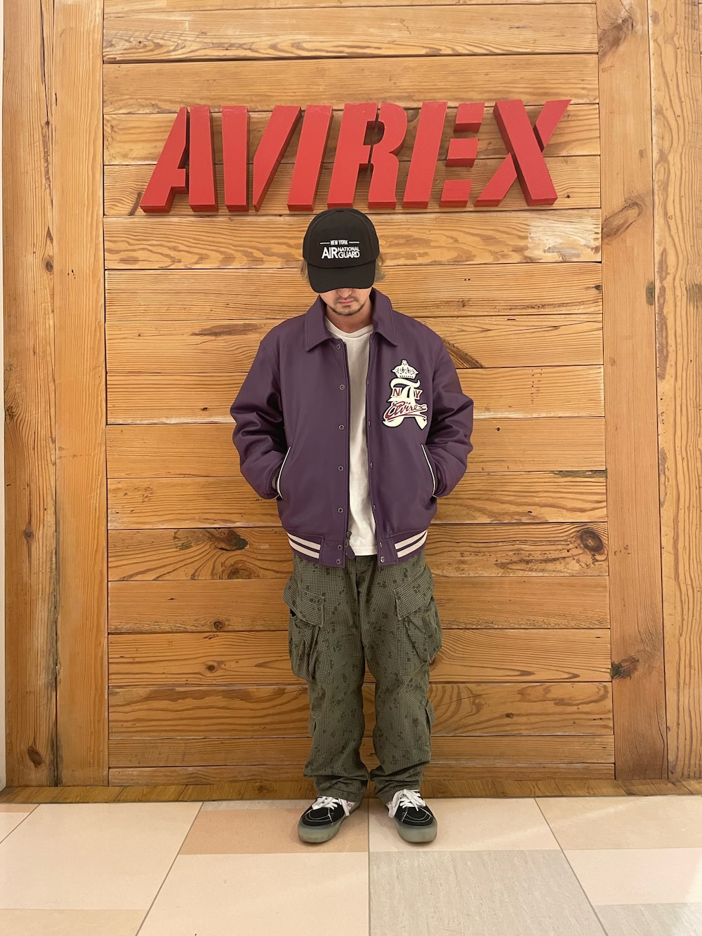「スタジャン、キャップ、AVIREX、カーゴパンツ、革ジャン、パープル、AVIREXBelle、AVIREX町田店、ファッションの力を信じよう、AVIREX町田」｜「AVIREXのAIR NATIONALＮ GUARD CAP / エアナショナルガード キャップ / AVIREX / アヴィレックス（キャップ、ブラック系）」を使った、TOMさん（メンズ・161cm）の冬コーディネートの1枚目の写真