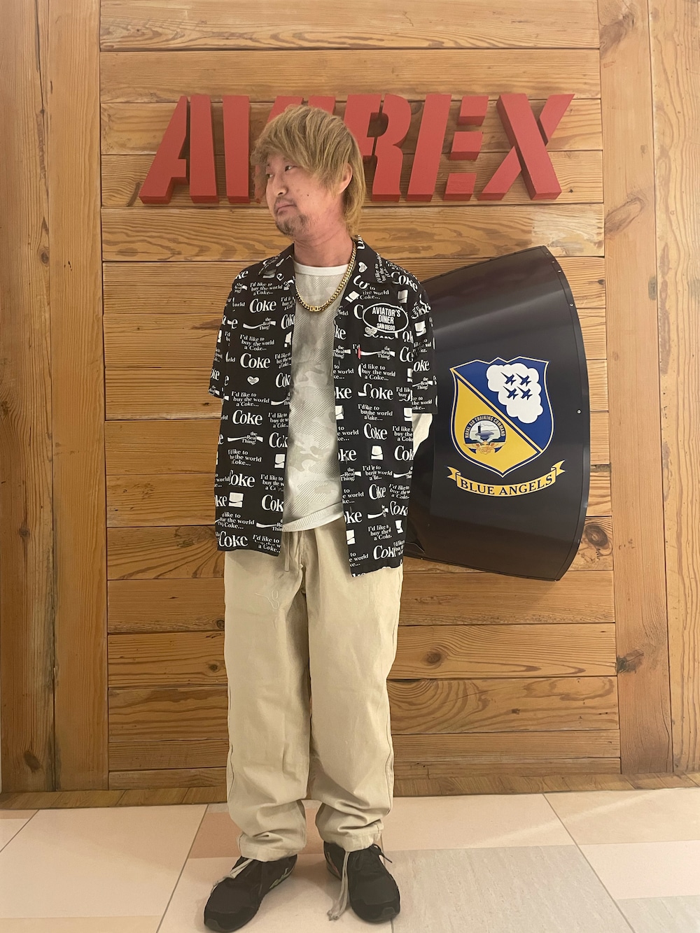 「カモフラ、AVIREX、コカコーラ、コカコーラ コラボ、AVIREX町田店、ファッションの力を信じよう、AVIREX町田」｜「AVIREXのアイテム（シャツ/ブラウス、ブラック系）」を使った、TOMさん（メンズ・161cm）の春コーディネートの1枚目の写真