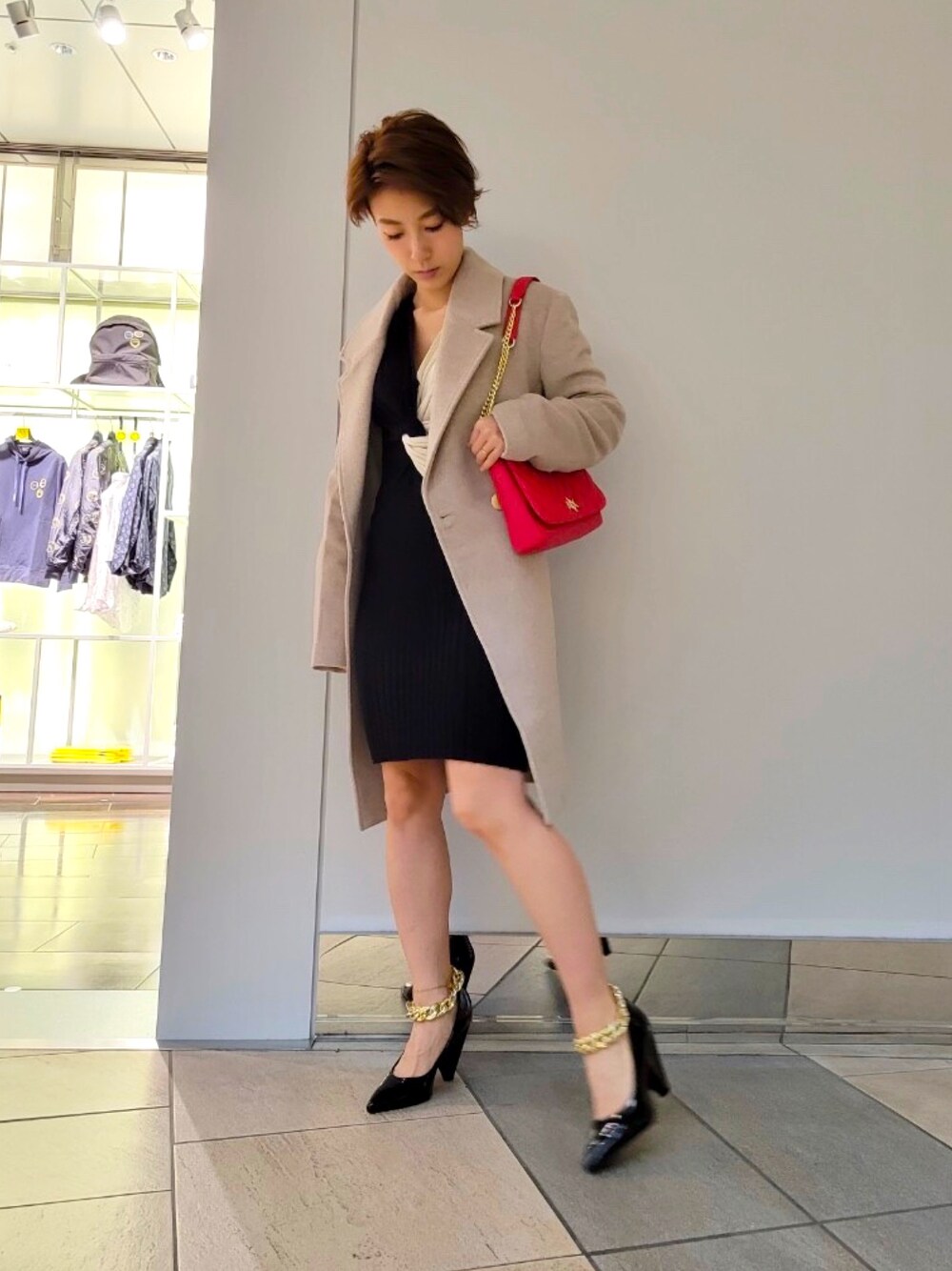 「アルマーニエクスチェンジ、armaniexchange、AXchange、AXchanger、低身長、低身長コーデ、オトナ女子、キレイめ、ニットワンピース、パンプス、チェーンバッグ、赤、ベージュ、黒」｜「ARMANI EXCHANGEの【A|X アルマーニ エクスチェンジ】ゴールドボタン　チェスターコート（チェスターコート、ベージュ系）」を使った、yk_naeさん（レディース・153cm）の秋コーディネートの1枚目の写真