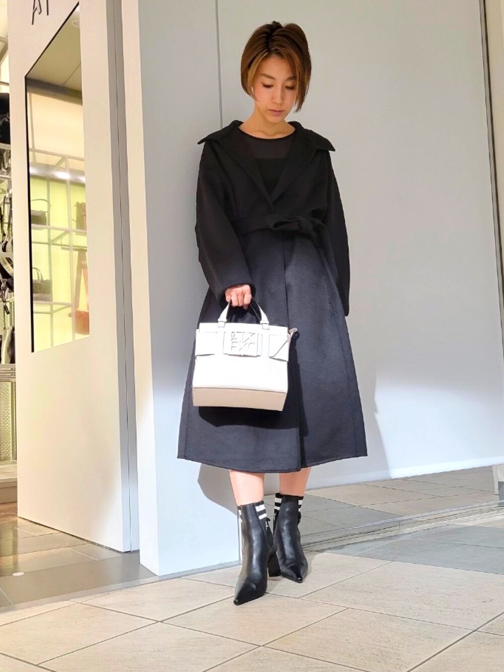 「アルマーニエクスチェンジ、armaniexchange、AXchange、AXchanger、低身長、低身長コーデ、キレイめ、オトナ女子、ファッションを楽しもう、コート、ワンピース、ショルダーバッグ、ブーツ、ブラック、ホワイト」｜「ARMANI EXCHANGEの【A|X アルマーニ エクスチェンジ】A|Xロゴ　ソックスブーツ（ブーツ、ブラック系）」を使った、yk_naeさん（レディース・153cm）の秋コーディネートの1枚目の写真