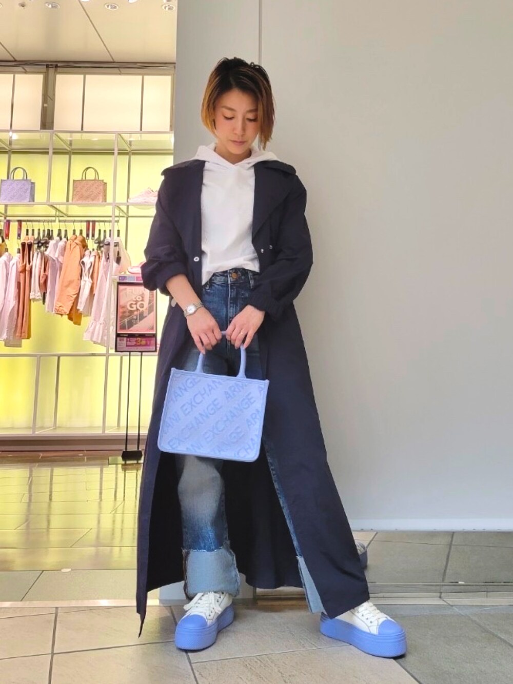 「アルマーニエクスチェンジ、armaniexchange、AXchange、AXchanger、低身長、低身長コーデ、オトナカジュアル、トレンチコート、スウェット、ジーンズ、スニーカー、ネイビー、サックスブルー、ホワイト、ZOZOセール2023夏」｜「ARMANI EXCHANGEの【A|X アルマーニ エクスチェンジ】オールオーバーロゴ　ボックスミニハンドバッグ（ハンドバッグ、ブルー系）」を使った、yk_naeさん（レディース・153cm）の春コーディネートの1枚目の写真