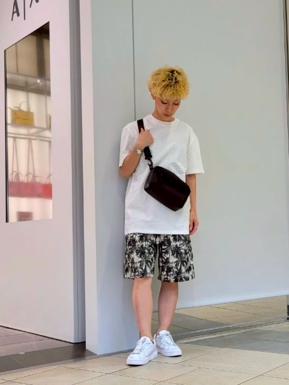 「アルマーニエクスチェンジ、armaniexchange、AXchanger、AXchange、低身長、低身長コーデ、カジュアル、メンズライク、夏コーデ、リラックススタイル、白Tシャツ、ショートパンツ、ボディバッグ、ホワイト、柄パンツ」｜「ARMANI EXCHANGEの【A|X アルマーニ エクスチェンジ】オールオーバージャカードロゴ 半袖クルーネックTシャツ/REGULAR（Tシャツ/カットソー、ホワイト系）」を使った、yk_naeさん（レディース・152cm）の夏コーディネートの1枚目の写真