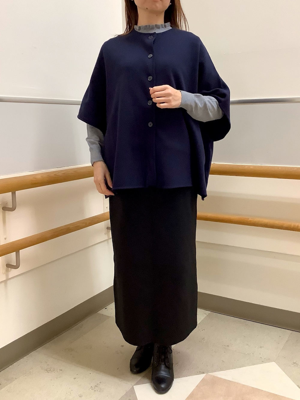 グレー系のニット/セーター、ブルー系のカーディガン/ボレロを着用したレディースの秋コーディネートの1枚目の写真