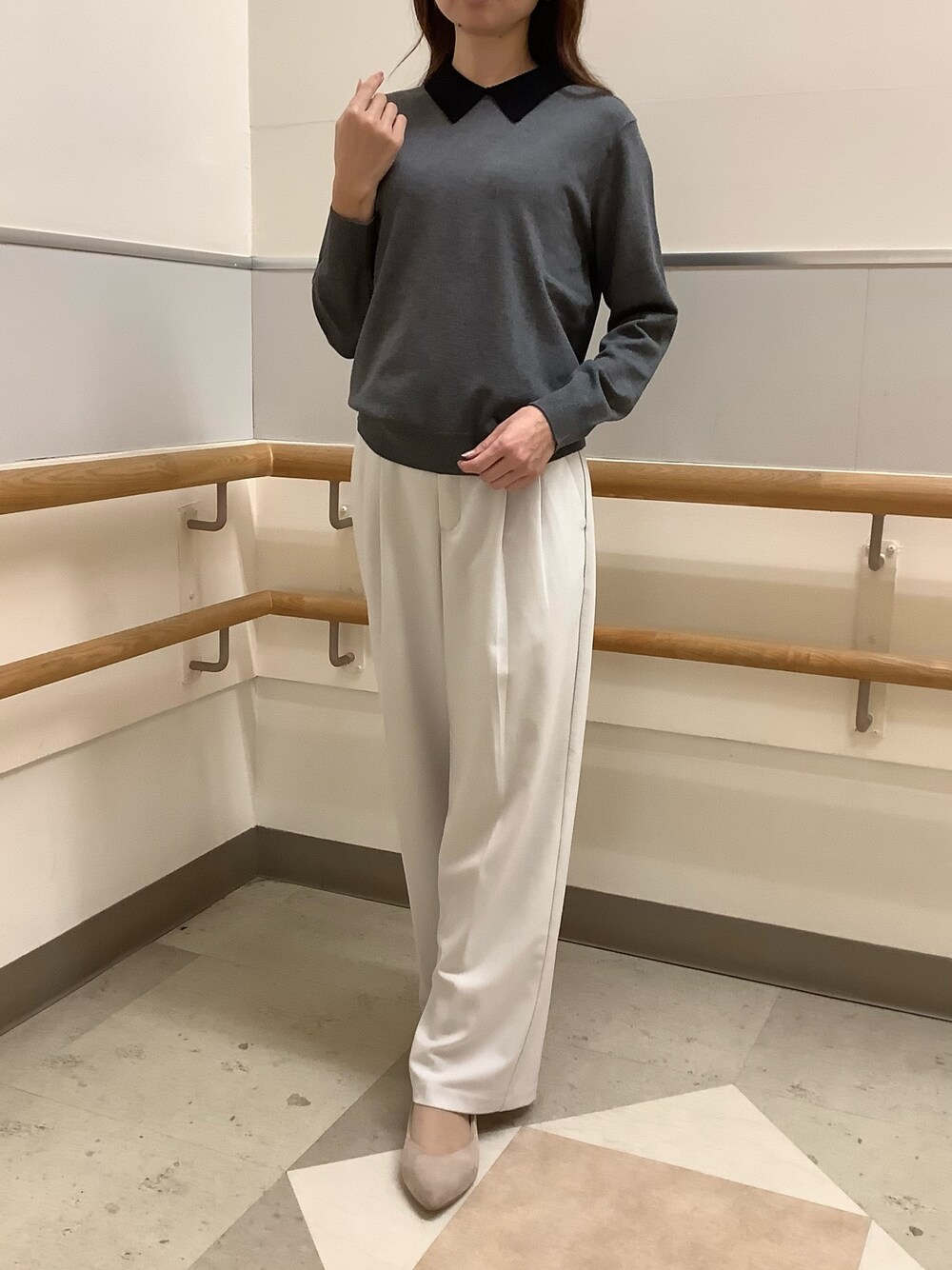 グレー系のニット/セーターを着用したレディースの秋コーディネートの1枚目の写真