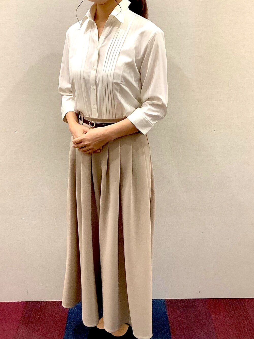 「東京シャツ、形態安定ノーアイロン、シャツスタイル、ビジネススタイル、七分袖、オフホワイト、通勤コーデ、きれいめカジュアル、ビジネスコーデ、スカートスタイル」｜「TOKYO SHIRTSの形態安定ノーアイロン スキッパー衿 七分袖ビジネスワイシャツ（ビジネスシャツ、ホワイト系）」を使った、BRICK HOUSE by Tokyo Shirts 秋田イオンモール店さん（レディース・165cm）の春コーディネートの1枚目の写真