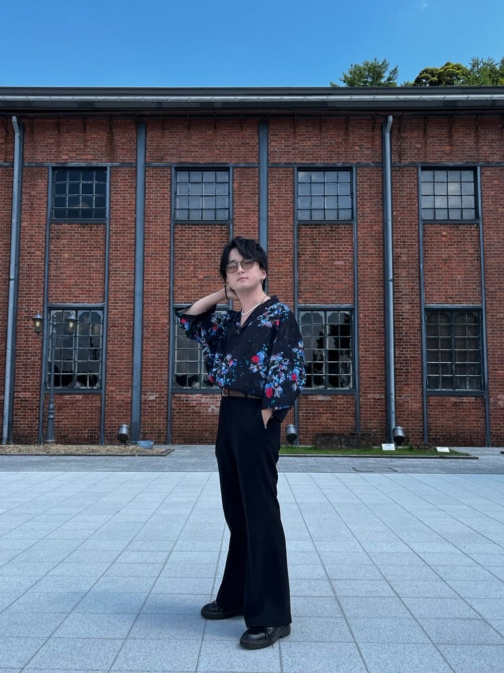 「柄シャツ、赤レンガパーク、柄シャツコーデ」｜「unrelaxingのアイテム（トップス、ブラック系）」を使った、tumupopさん（メンズ・165cm）の夏コーディネートの1枚目の写真