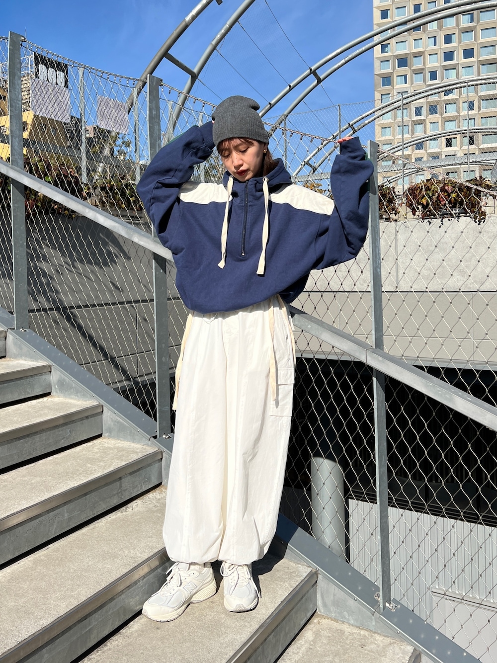 ホワイト系のカーゴパンツ、ブルー系のパーカー、グレー系のニットキャップ/ビーニーを着用したレディースの冬コーディネートの1枚目の写真
