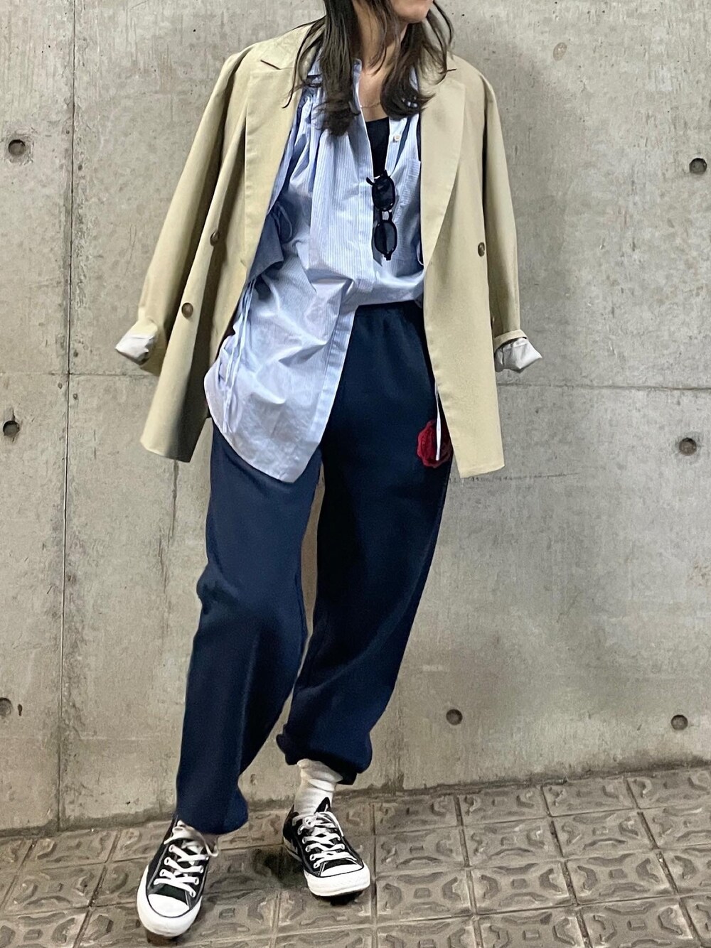 ブルー系のスウェットパンツ、その他のシャツ/ブラウス、ベージュ系のテーラードジャケットを着用したレディースの冬コーディネートの1枚目の写真