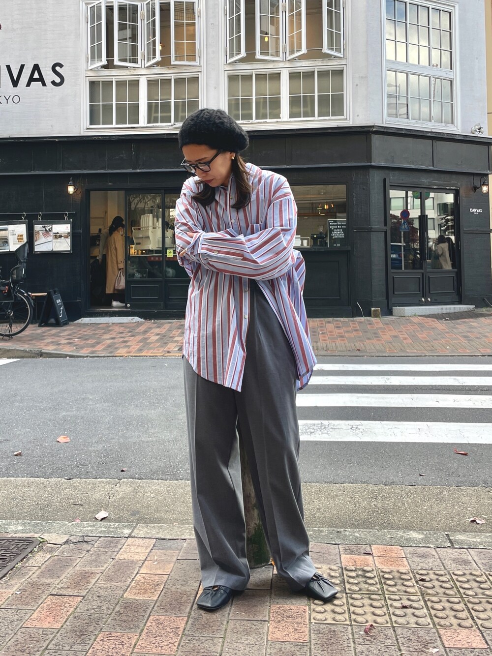 ブルー系のシャツ/ブラウス、グレー系のその他パンツ、ブラック系のパンプスを着用したレディースの秋コーディネートの1枚目の写真
