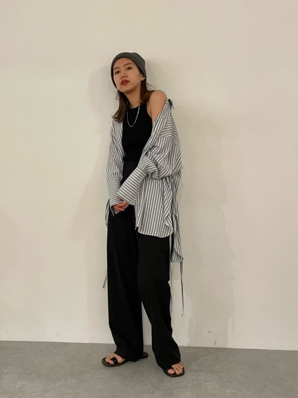 ブルー系のシャツ/ブラウス、ブラック系のその他パンツ、ブラック系のサンダルを着用したレディースの春コーディネートの1枚目の写真