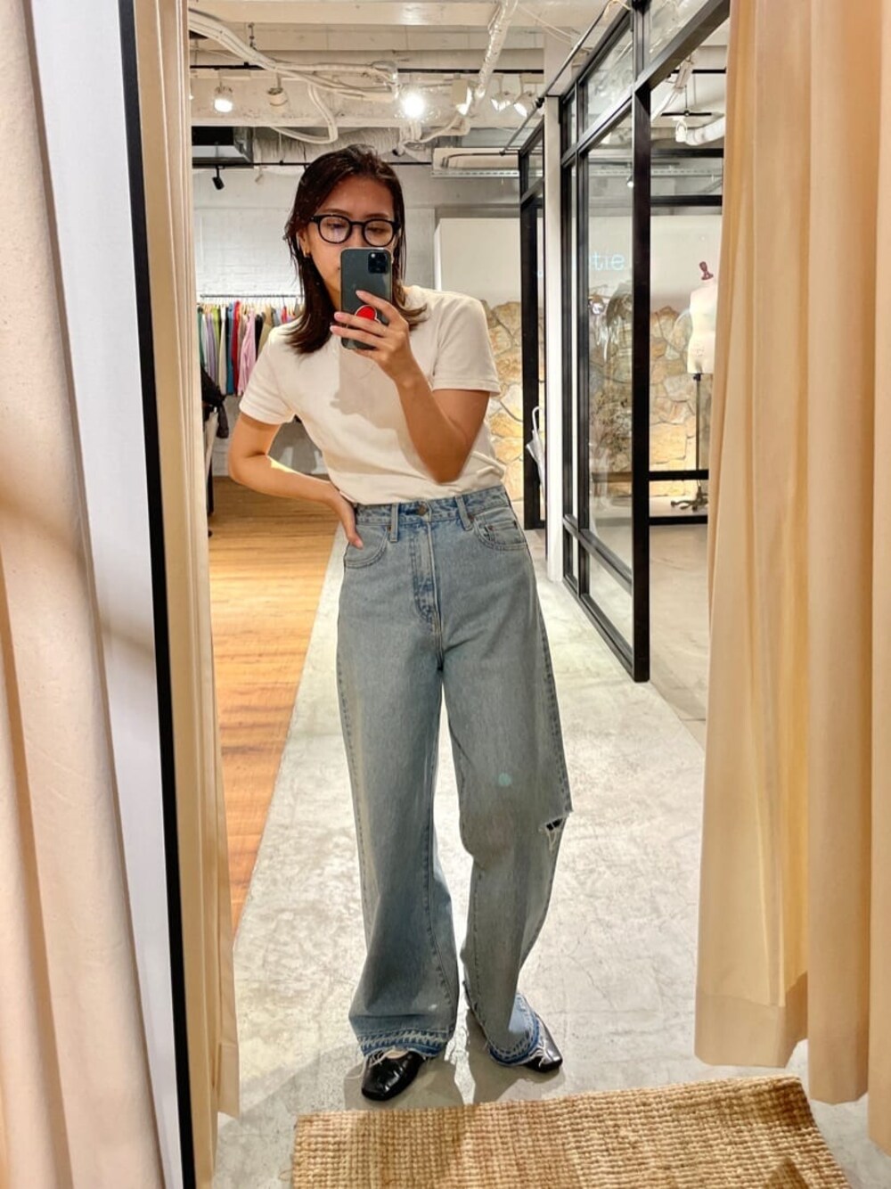 ホワイト系のTシャツ/カットソー、ブルー系のデニムパンツを着用したレディースの夏コーディネートの1枚目の写真