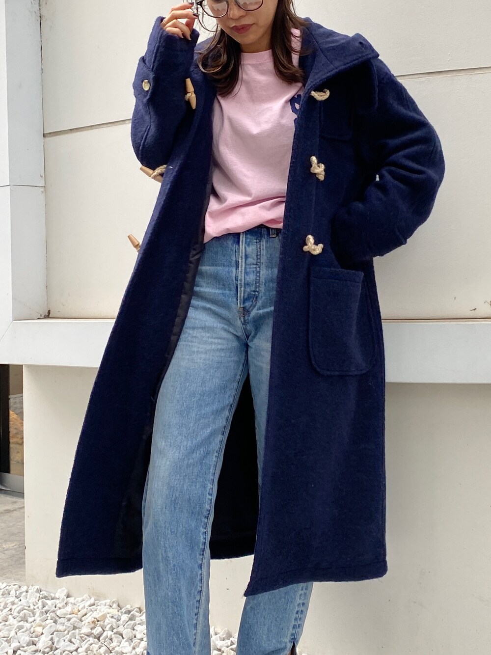ブルー系のダッフルコート、ブルー系のデニムパンツ、ピンク系のTシャツ/カットソーを着用したレディースの秋コーディネートの1枚目の写真