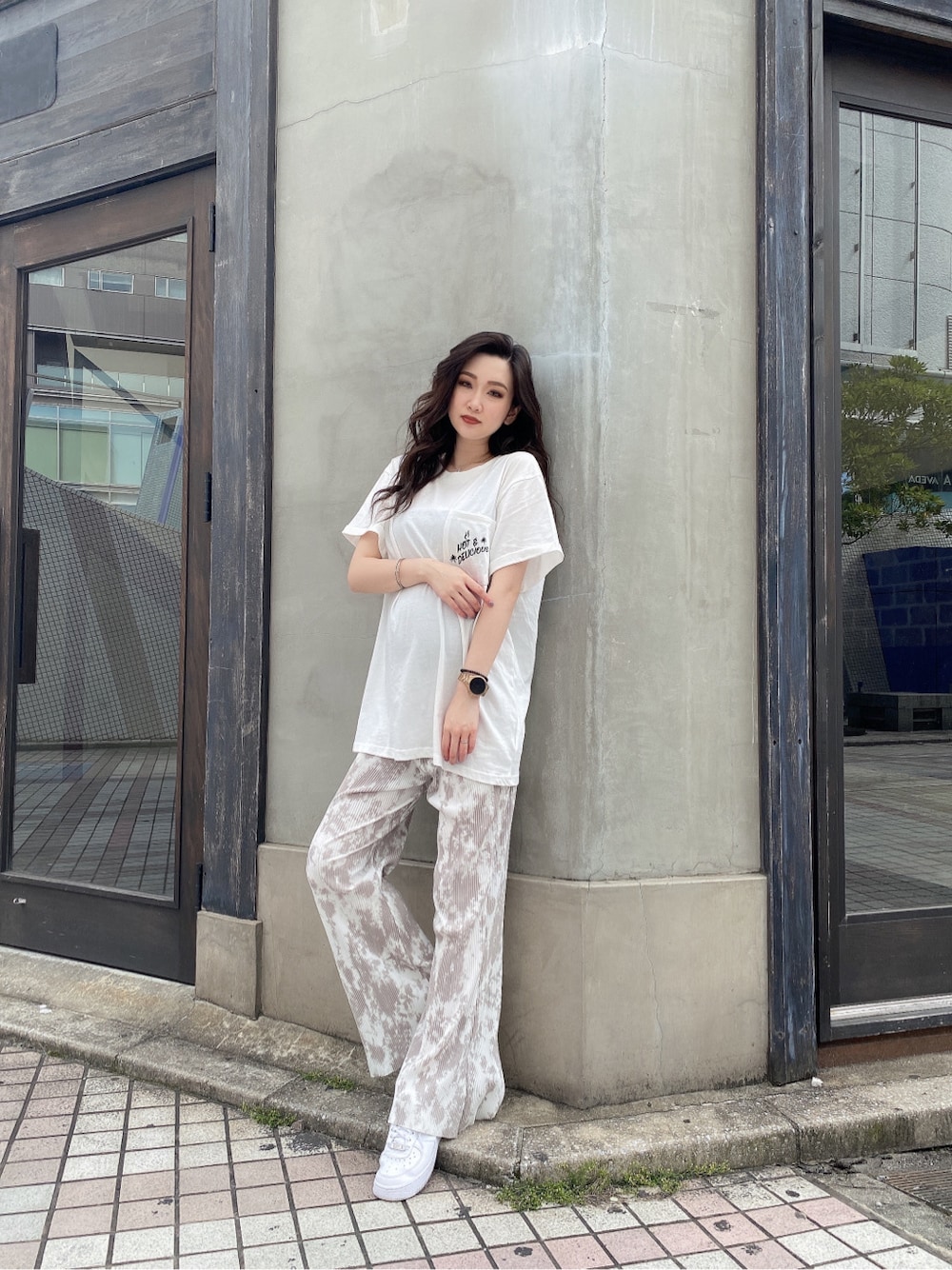 ホワイト系のTシャツ/カットソーを着用したレディースの夏コーディネートの1枚目の写真