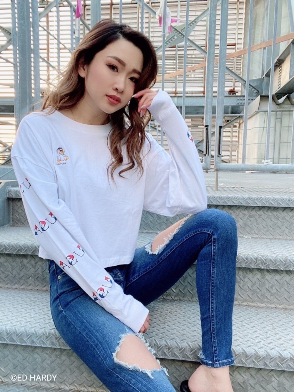 ブルー系のデニムパンツを着用したレディースの冬コーディネートの1枚目の写真