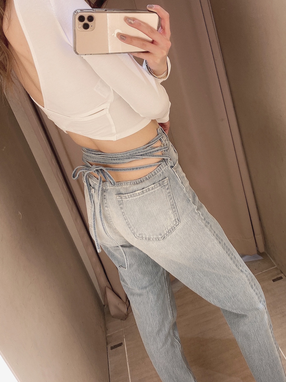 ブルー系のデニムパンツを着用したレディースの冬コーディネートの1枚目の写真