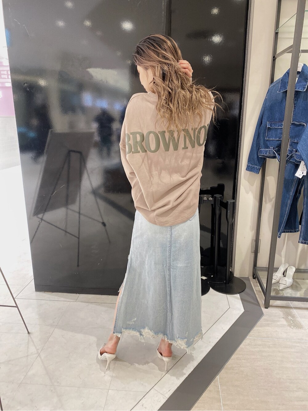 ブルー系のデニムスカートを着用したレディースの冬コーディネートの1枚目の写真