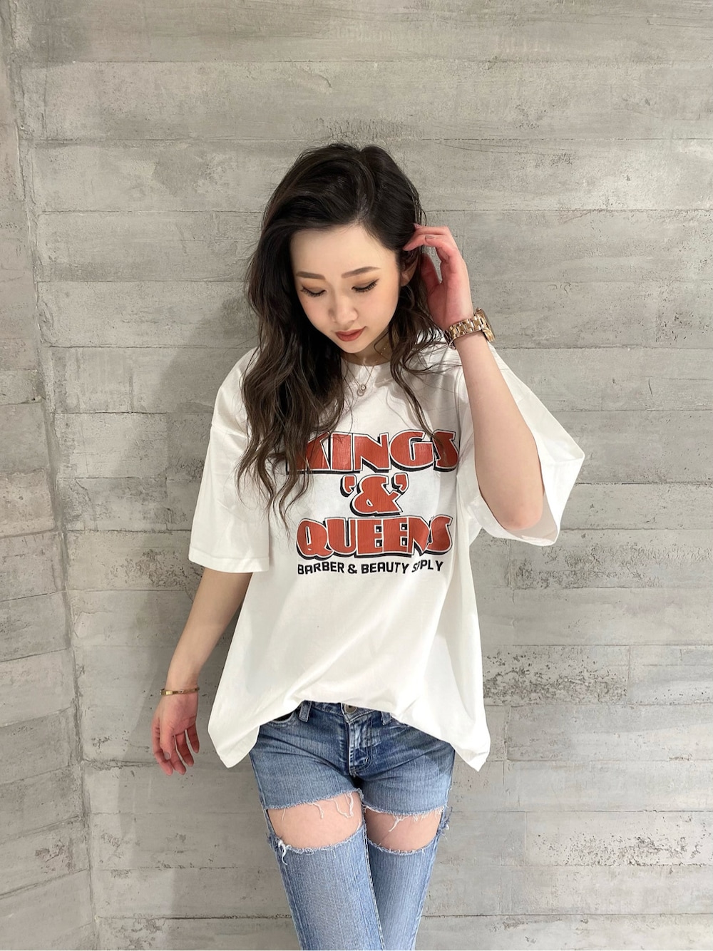 ベージュ系のサンダル、ブルー系のデニムパンツ、ホワイト系のTシャツ/カットソーを着用したレディースの春コーディネートの1枚目の写真