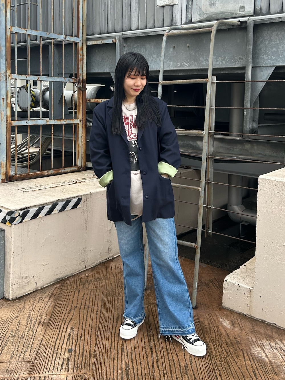 ブルー系のデニムパンツ、ブルー系のテーラードジャケット、ホワイト系のTシャツ/カットソーを着用したレディースの秋コーディネートの1枚目の写真