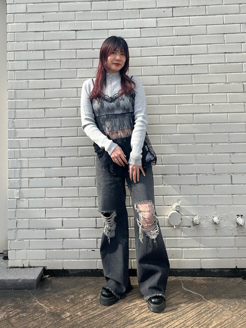 ブラック系のその他パンツ、グレー系のニット/セーター、ブラック系のキャミソールを着用したレディースの冬コーディネートの1枚目の写真