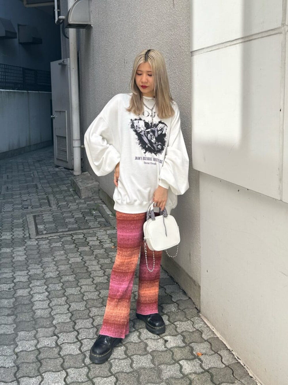 ピンク系のその他パンツ、ホワイト系のスウェット、シルバー系のネックレスを着用したレディースの秋コーディネートの1枚目の写真