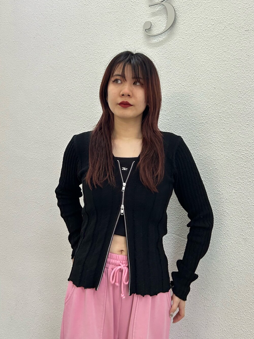 ブラック系のカーディガン/ボレロ、ブラック系のキャミソール、ピンク系のスウェットパンツを着用したレディースの夏コーディネートの1枚目の写真