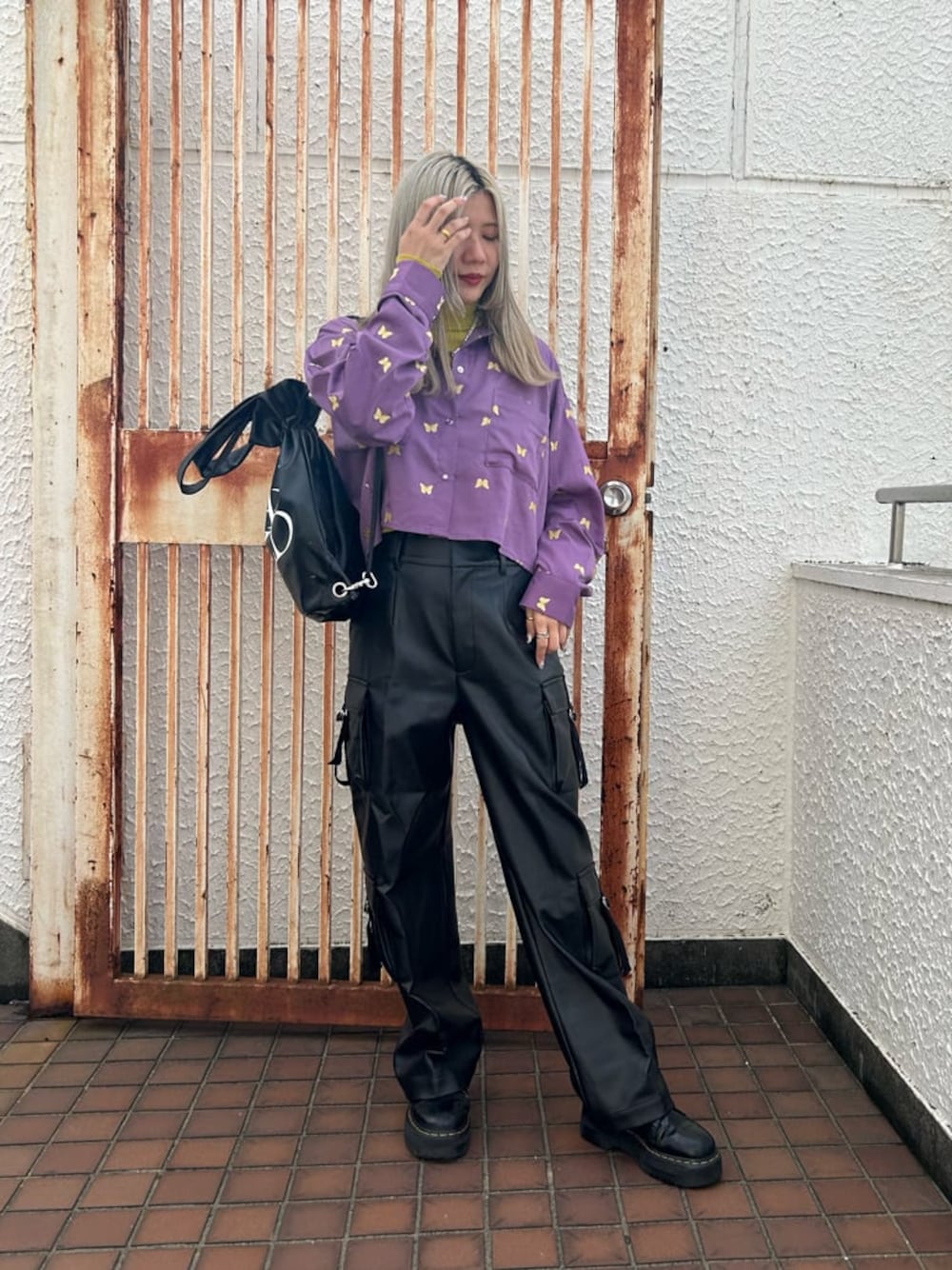 イエロー系のニット/セーター、ブラック系のその他シューズ、ブラック系のバックパック/リュックを着用したレディースの秋コーディネートの1枚目の写真