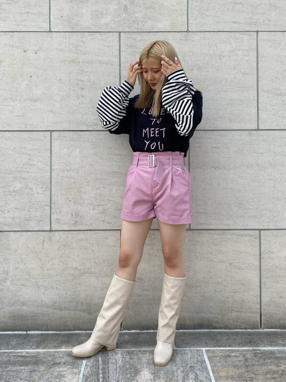 ホワイト系のブーツ、ピンク系のその他パンツ、ブラック系のTシャツ/カットソーを着用したレディースの夏コーディネートの1枚目の写真