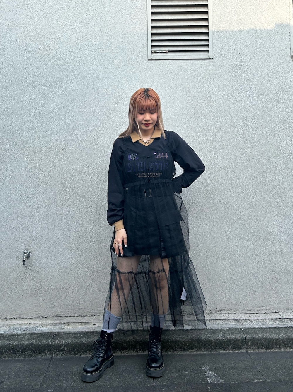 ブラック系のブーツ、ブラック系のその他パンツ、ブラック系のワンピースを着用したレディースの夏コーディネートの1枚目の写真