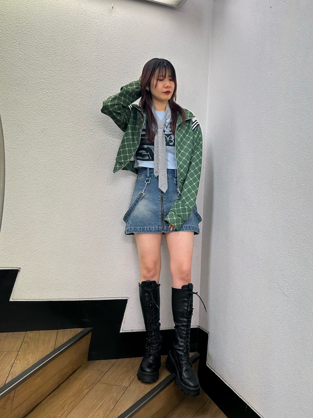 グリーン系のジャージ、ブルー系のデニムスカート、ブルー系のTシャツ/カットソーを着用したレディースの春コーディネートの1枚目の写真