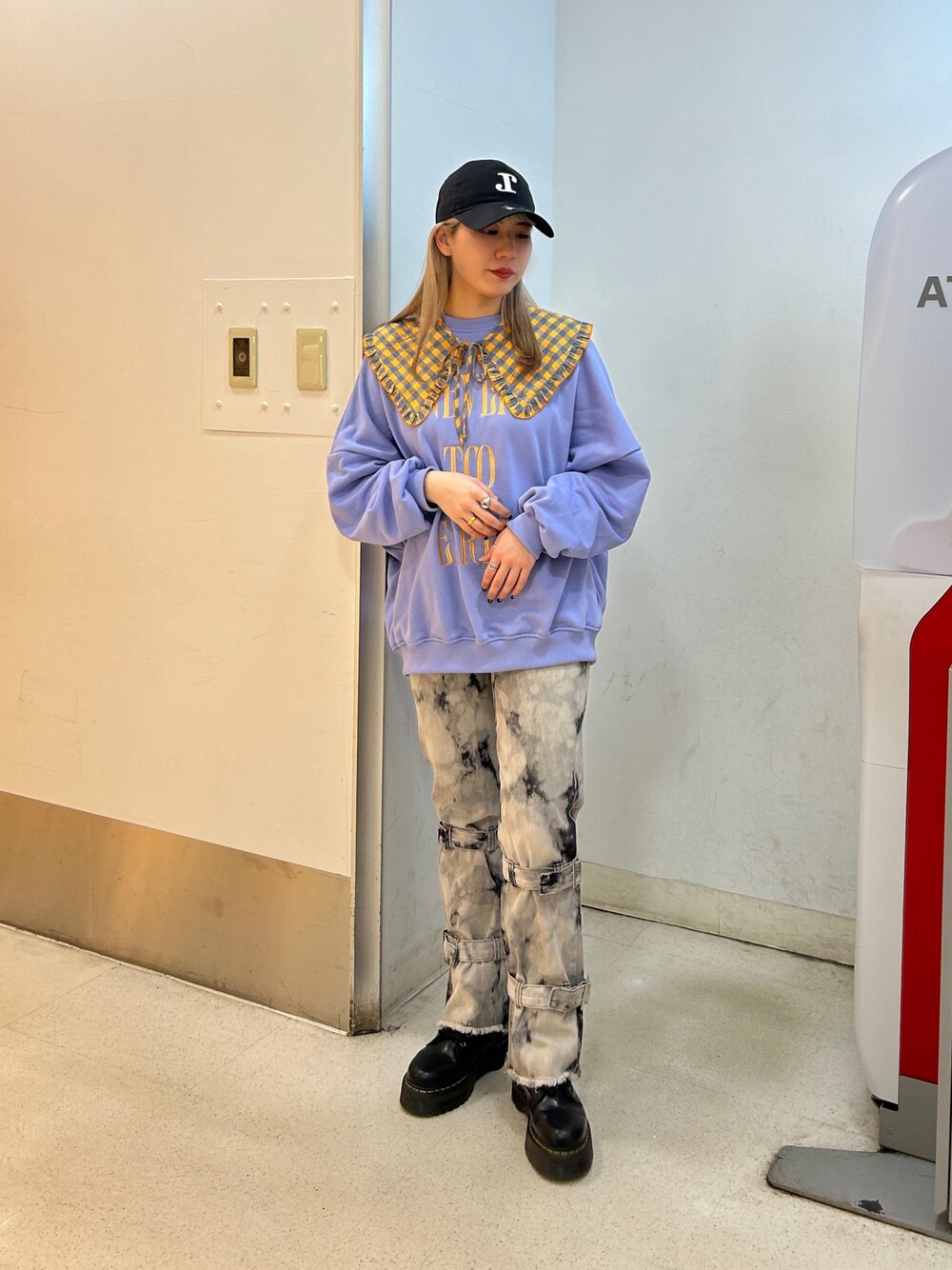 ブラック系のその他シューズ、パープル系のスウェット、ブラック系のデニムパンツを着用したレディースの冬コーディネートの1枚目の写真