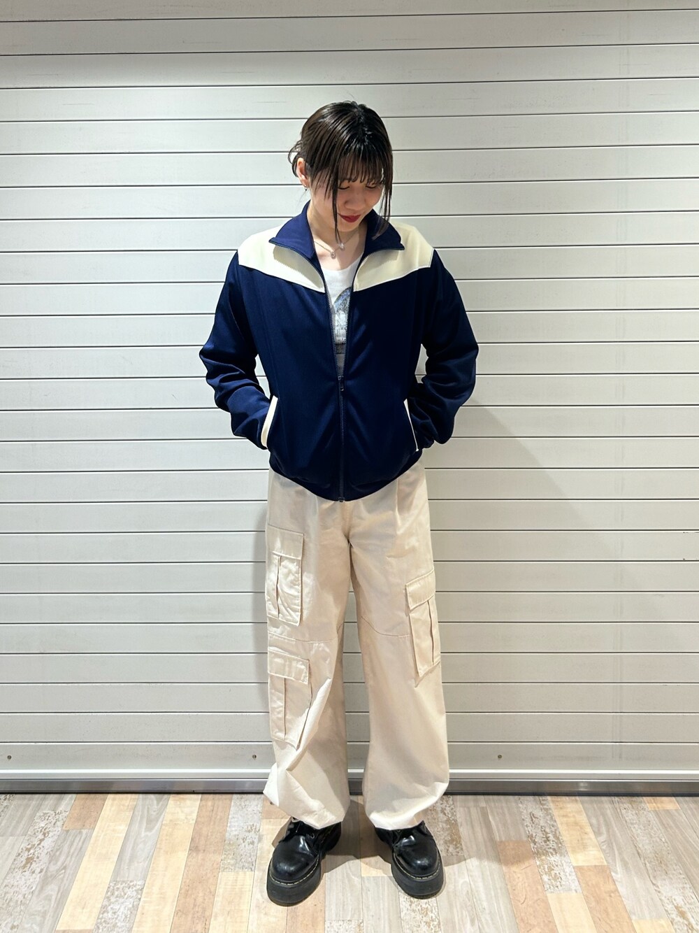 ブラック系のブーツ、ホワイト系のTシャツ/カットソー、ブルー系のジャージを着用したレディースの秋コーディネートの1枚目の写真