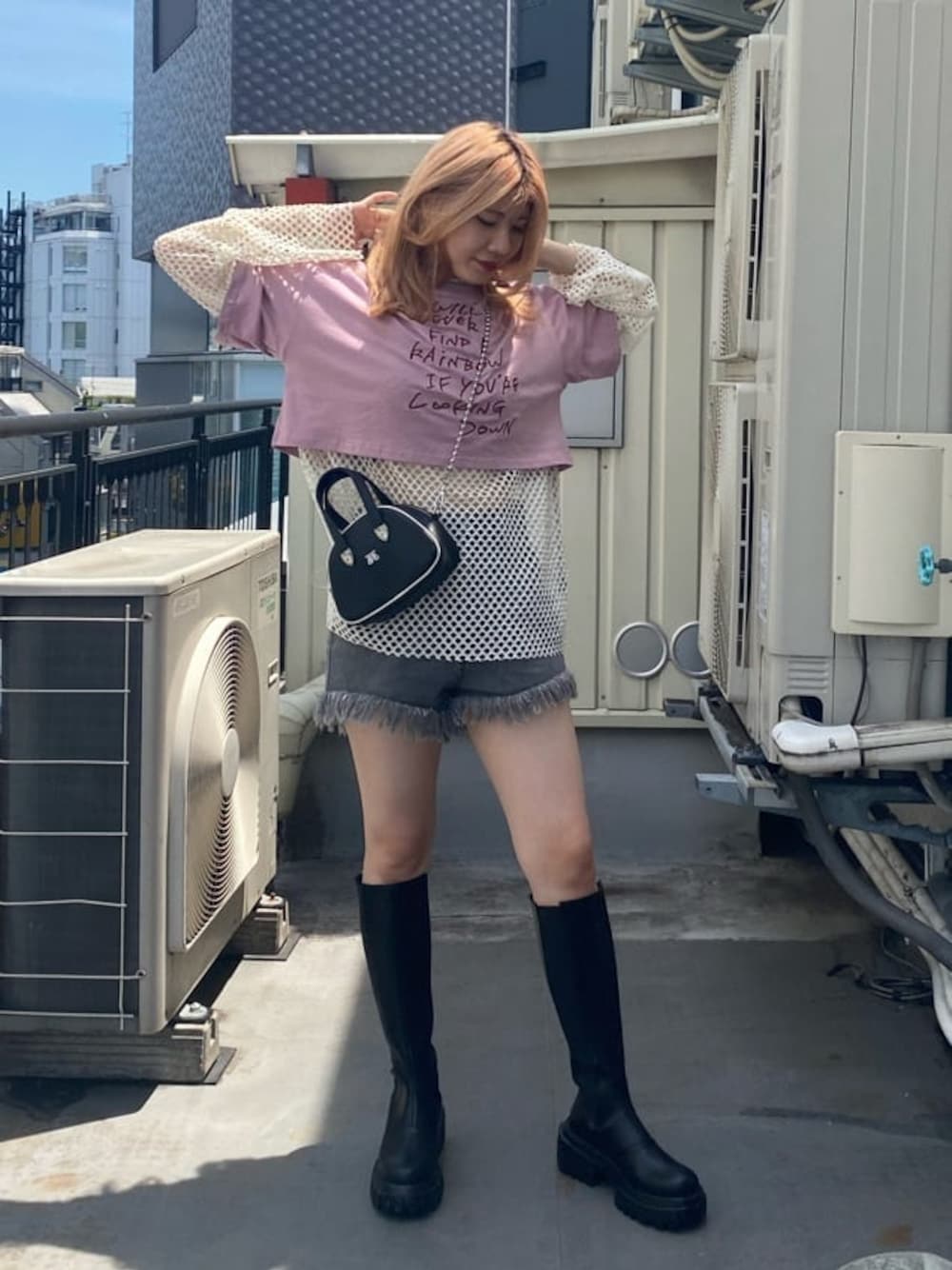 ブラック系のデニムパンツ、ホワイト系のTシャツ/カットソー、ブラック系のブーツを着用したレディースの夏コーディネートの1枚目の写真