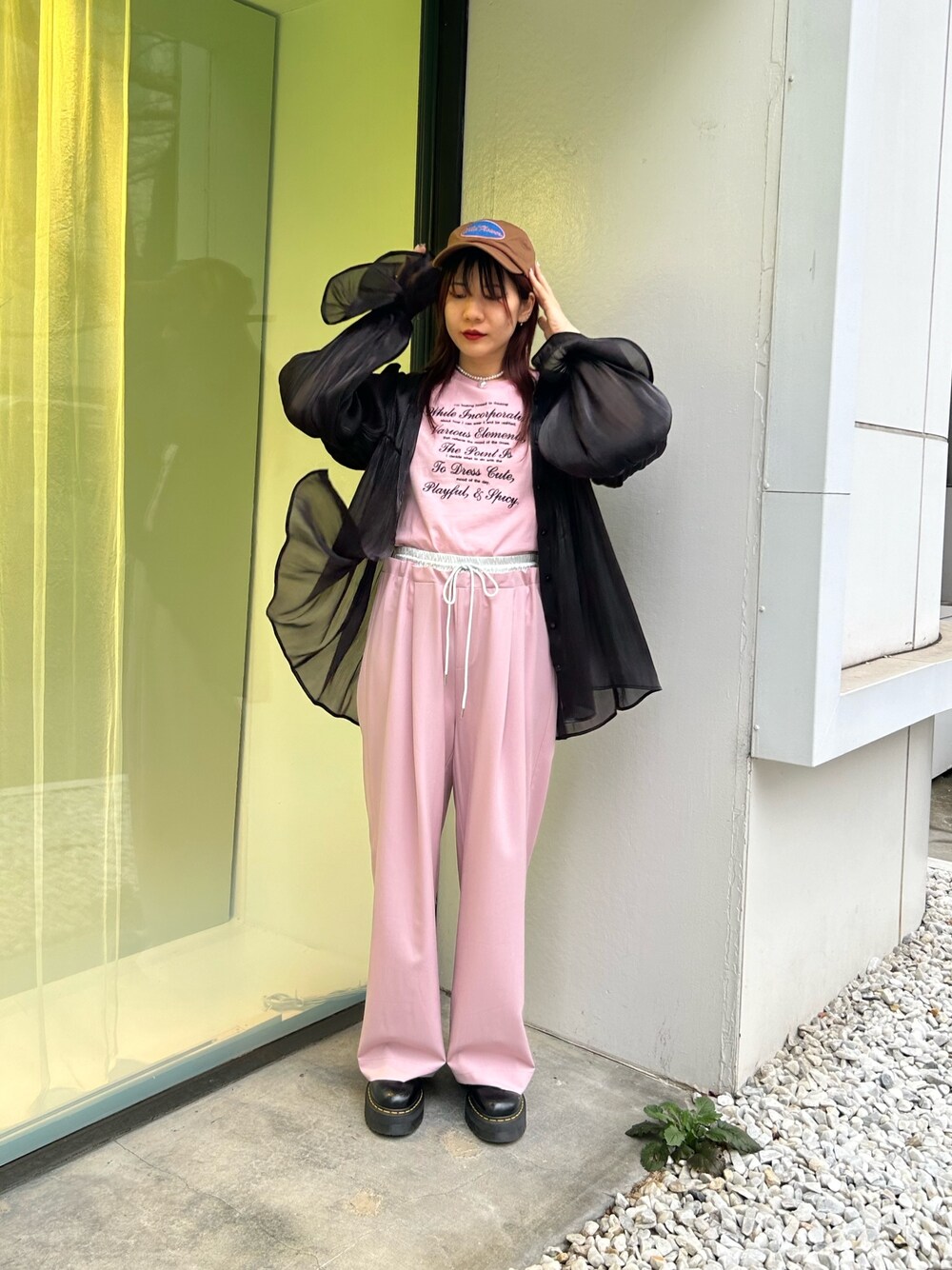 ピンク系のその他パンツ、ピンク系のTシャツ/カットソー、ブラック系のシャツ/ブラウスを着用したレディースの春コーディネートの1枚目の写真