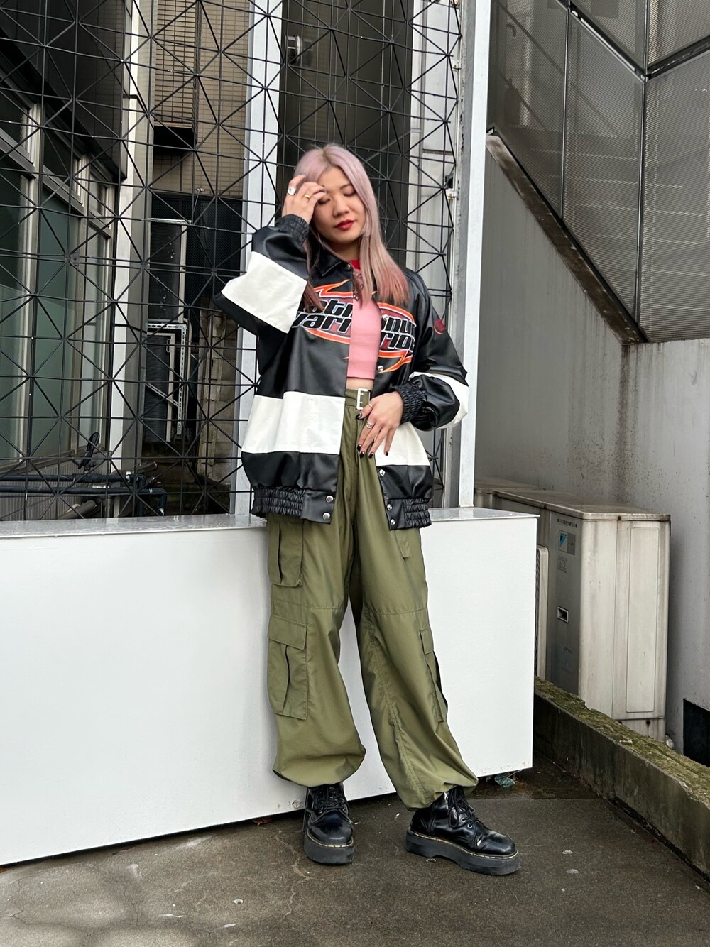 ブラック系のブーツ、ブラック系のブルゾン、ピンク系のTシャツ/カットソーを着用したレディースの冬コーディネートの1枚目の写真