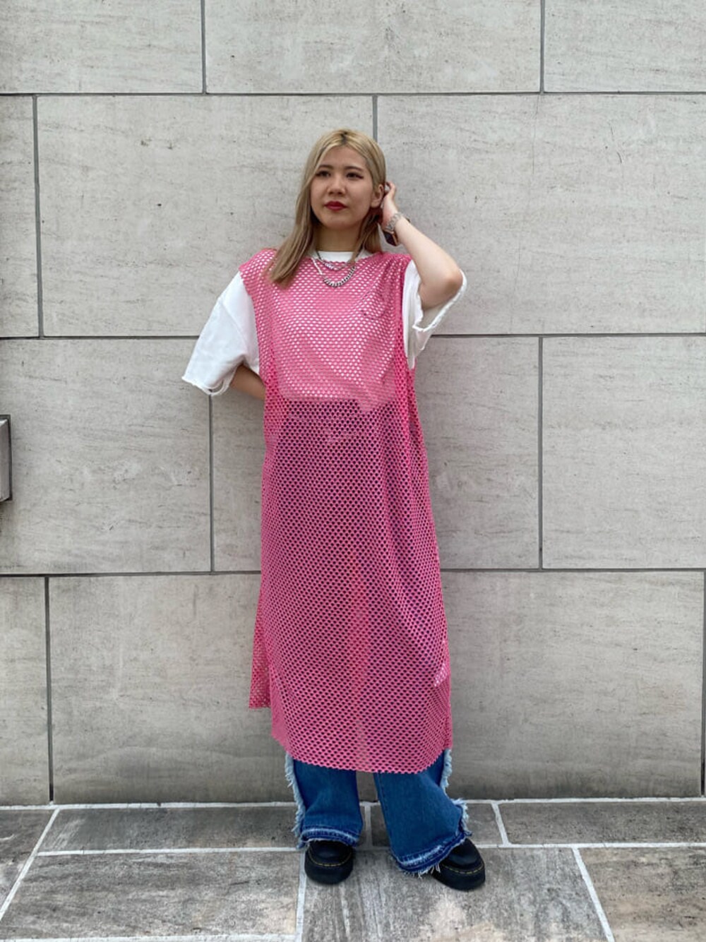 ブラック系のその他シューズ、ホワイト系のTシャツ/カットソー、ピンク系のワンピースを着用したレディースの夏コーディネートの1枚目の写真