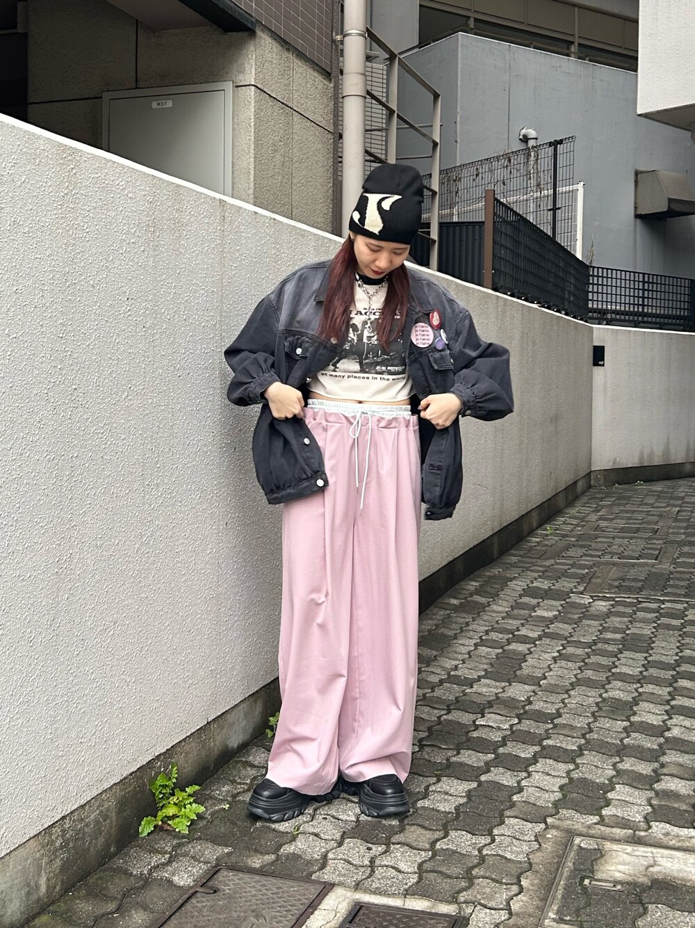 ブラック系のスニーカー、ピンク系のその他パンツ、ホワイト系のTシャツ/カットソーを着用したレディースの春コーディネートの1枚目の写真