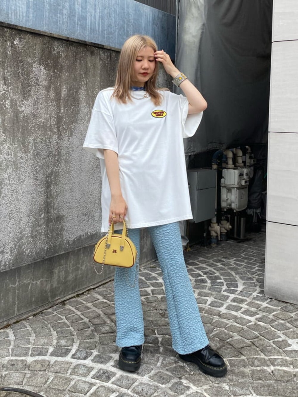 グリーン系のTシャツ/カットソー、ブルー系のその他パンツ、ブラック系のその他シューズを着用したレディースの夏コーディネートの1枚目の写真