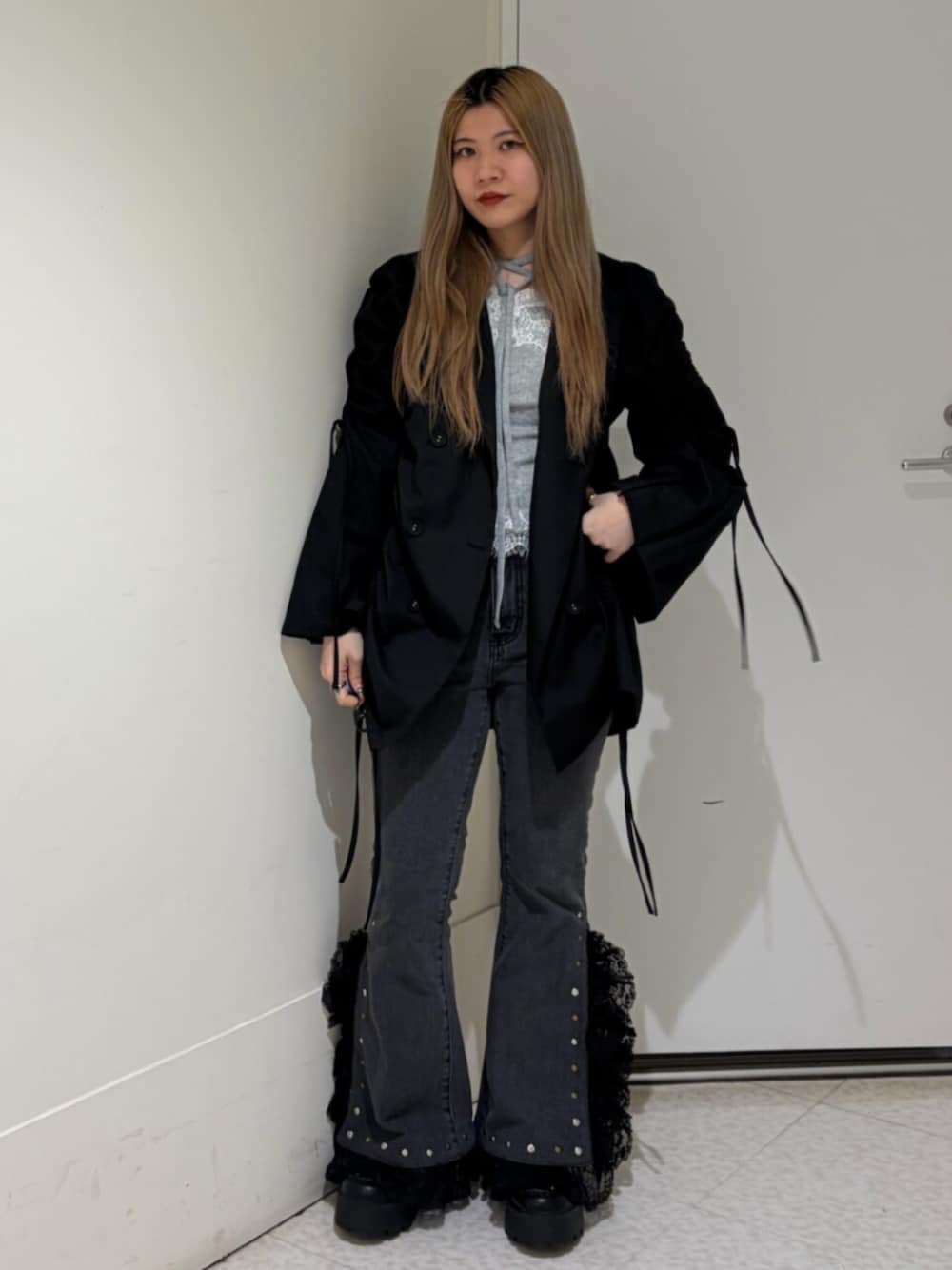 ブラック系のローファー、ブラック系のテーラードジャケット、グレー系のTシャツ/カットソーを着用したレディースの冬コーディネートの1枚目の写真