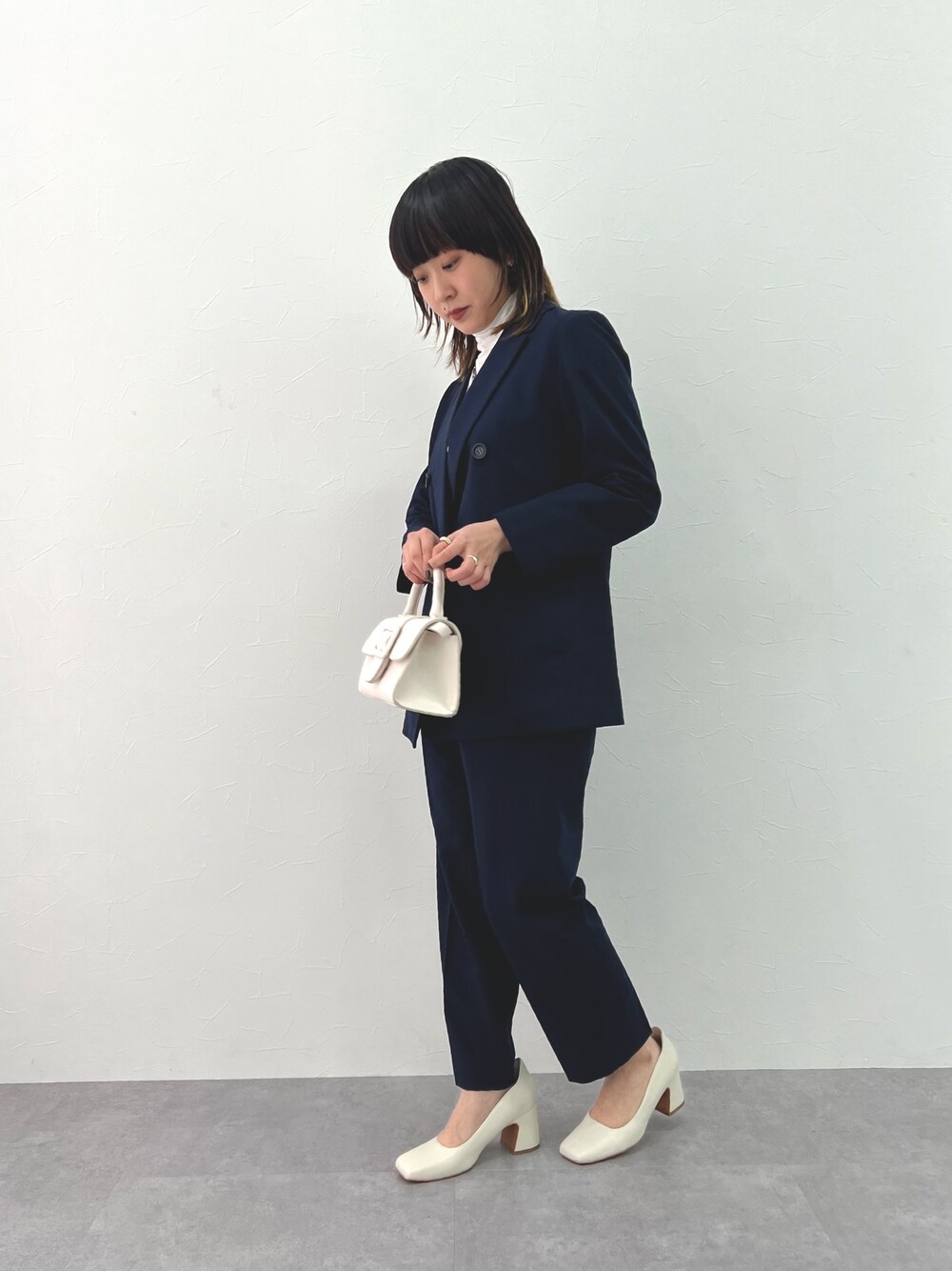 ブルー系のテーラードジャケット、ブルー系のパンツ、ホワイト系のTシャツ/カットソーを着用したレディースの冬コーディネートの1枚目の写真