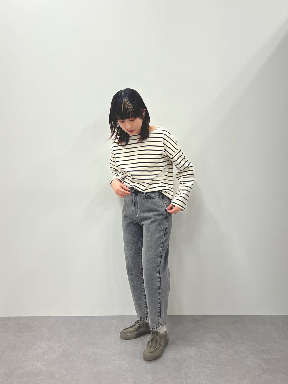 ベージュ系のTシャツ/カットソー、ブラック系のデニムパンツを着用したレディースの夏コーディネートの1枚目の写真