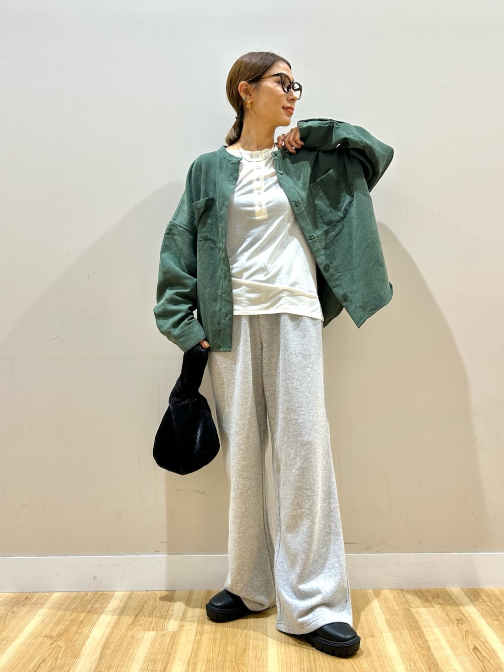 グリーン系のシャツ/ブラウス、ホワイト系のTシャツ/カットソー、グレー系のその他パンツを着用したレディースの秋コーディネートの1枚目の写真