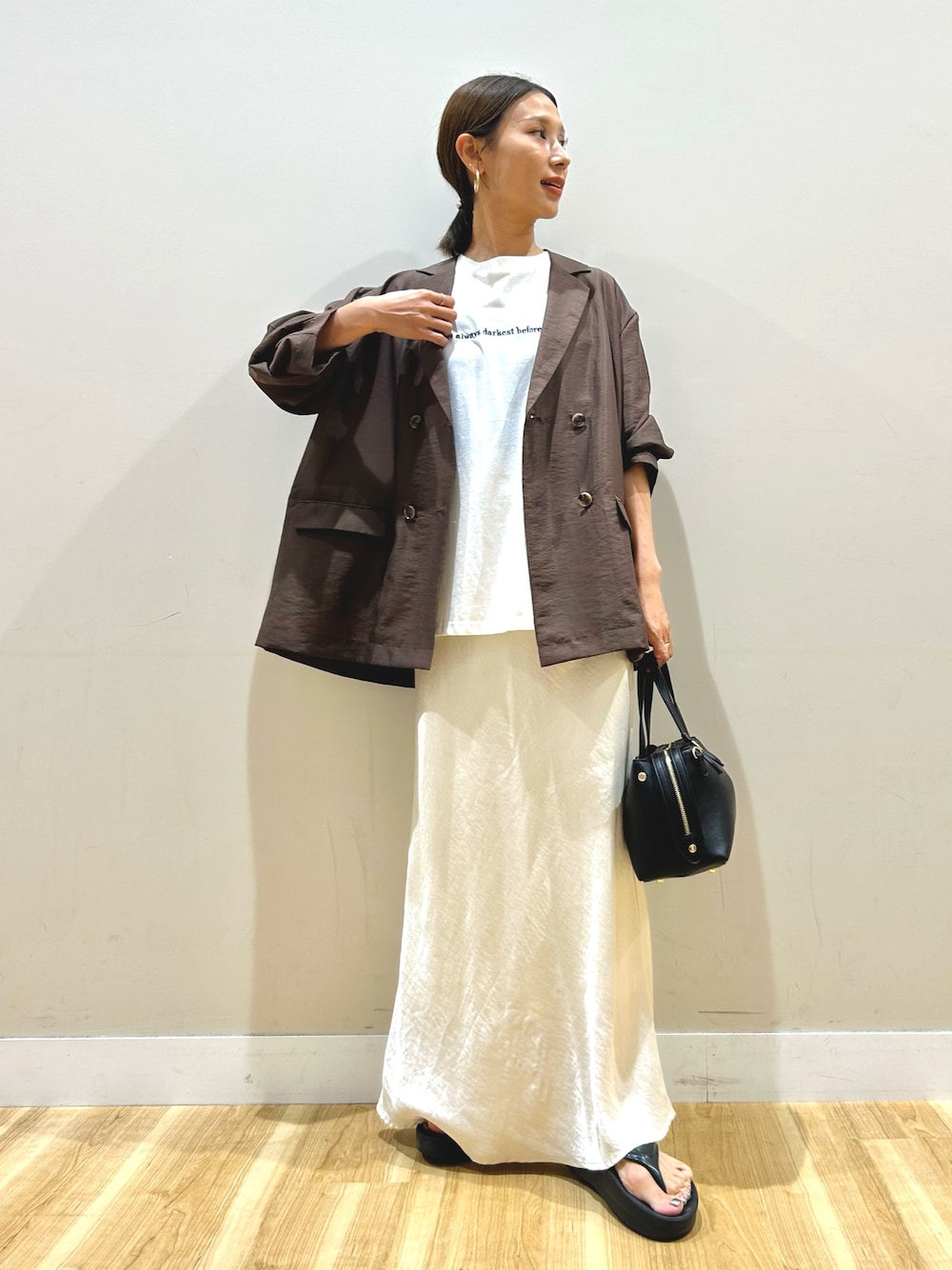 ブラウン系のその他アウター、ホワイト系のTシャツ/カットソー、ブラック系のトートバッグを着用したレディースの夏コーディネートの1枚目の写真