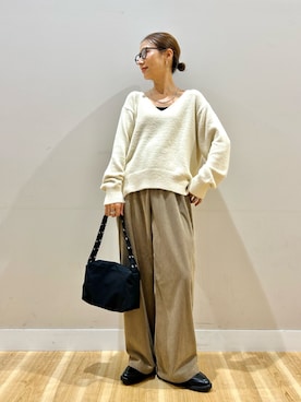 「ITEMS URBANRESEARCH（アイテムズ アーバンリサーチ）のシャギーVネックニット（ニット/セーター、ホワイト系）」を使った、りんねさん（レディース・157cm）の秋コーディネート