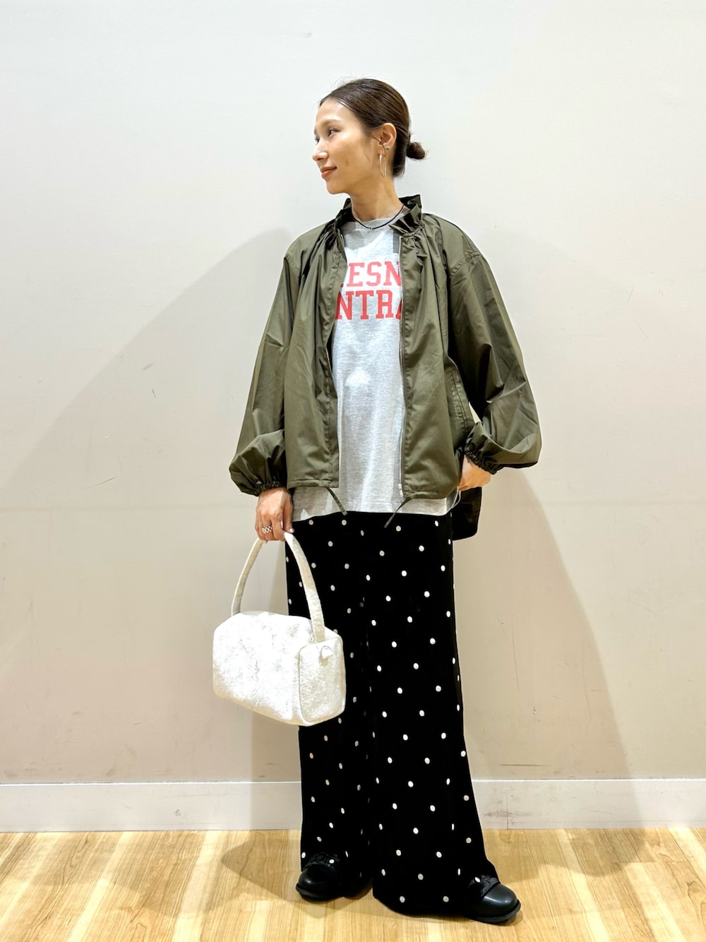 グリーン系のブルゾン、グレー系のTシャツ/カットソー、ブラック系のその他パンツを着用したレディースの秋コーディネートの1枚目の写真